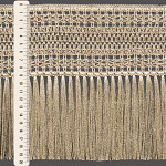 FRANJA MACRAME PINGENTE 19,3cm AREIA ESCURO 10m